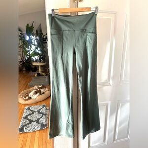 NWOT- Women GapFit high-rise flared yoga leggings, Sz. small.